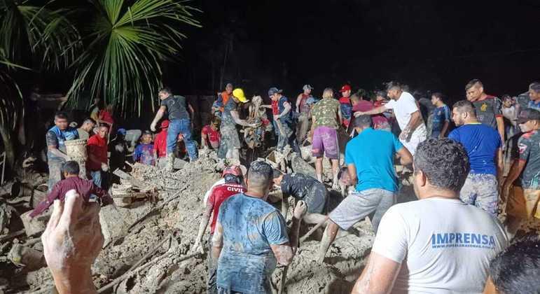 Quatro crian&ccedil;as e quatro adultos morrem em deslizamento em Manaus