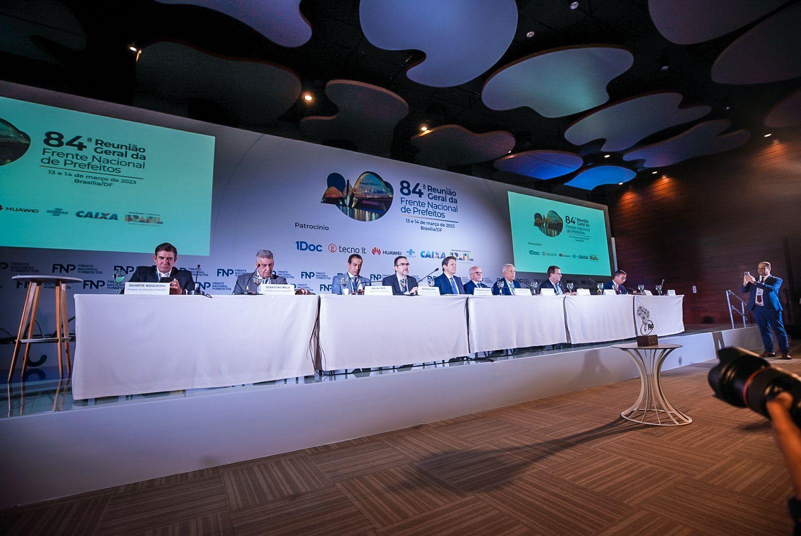 Sebasti&atilde;o Melo participou da mesa do encontro com Fernando Haddad junto a outros prefeitos