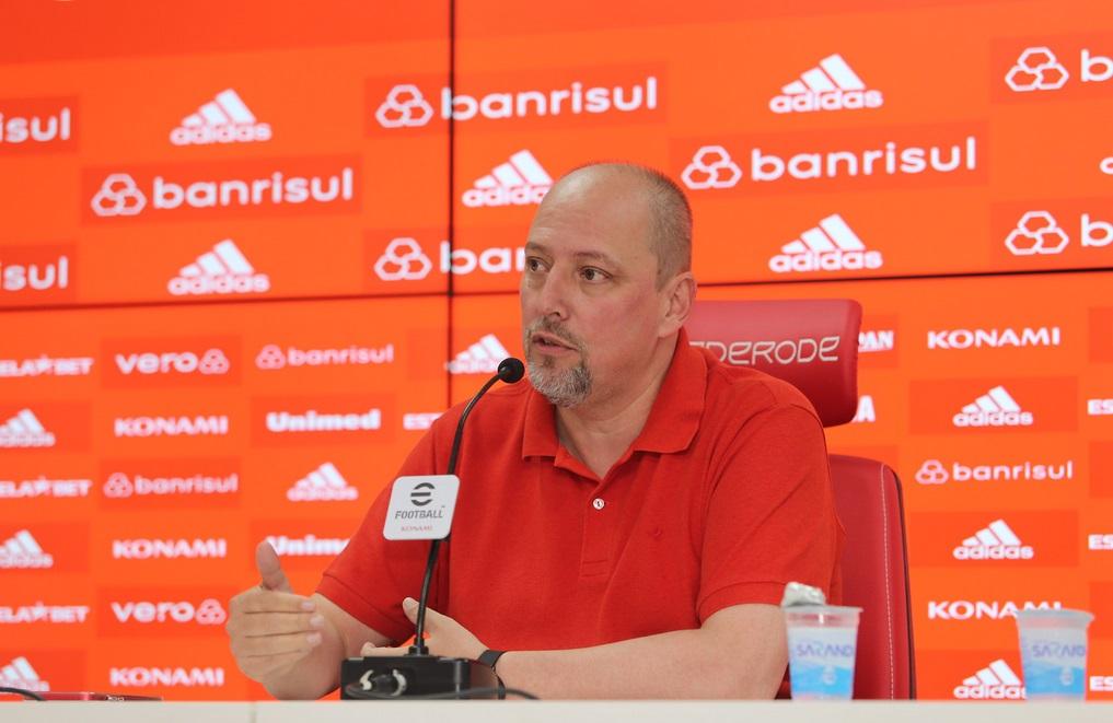 Barcellos respalda trabalho de Mano e endossa cr&iacute;ticas ao preparo f&iacute;sico do Inter