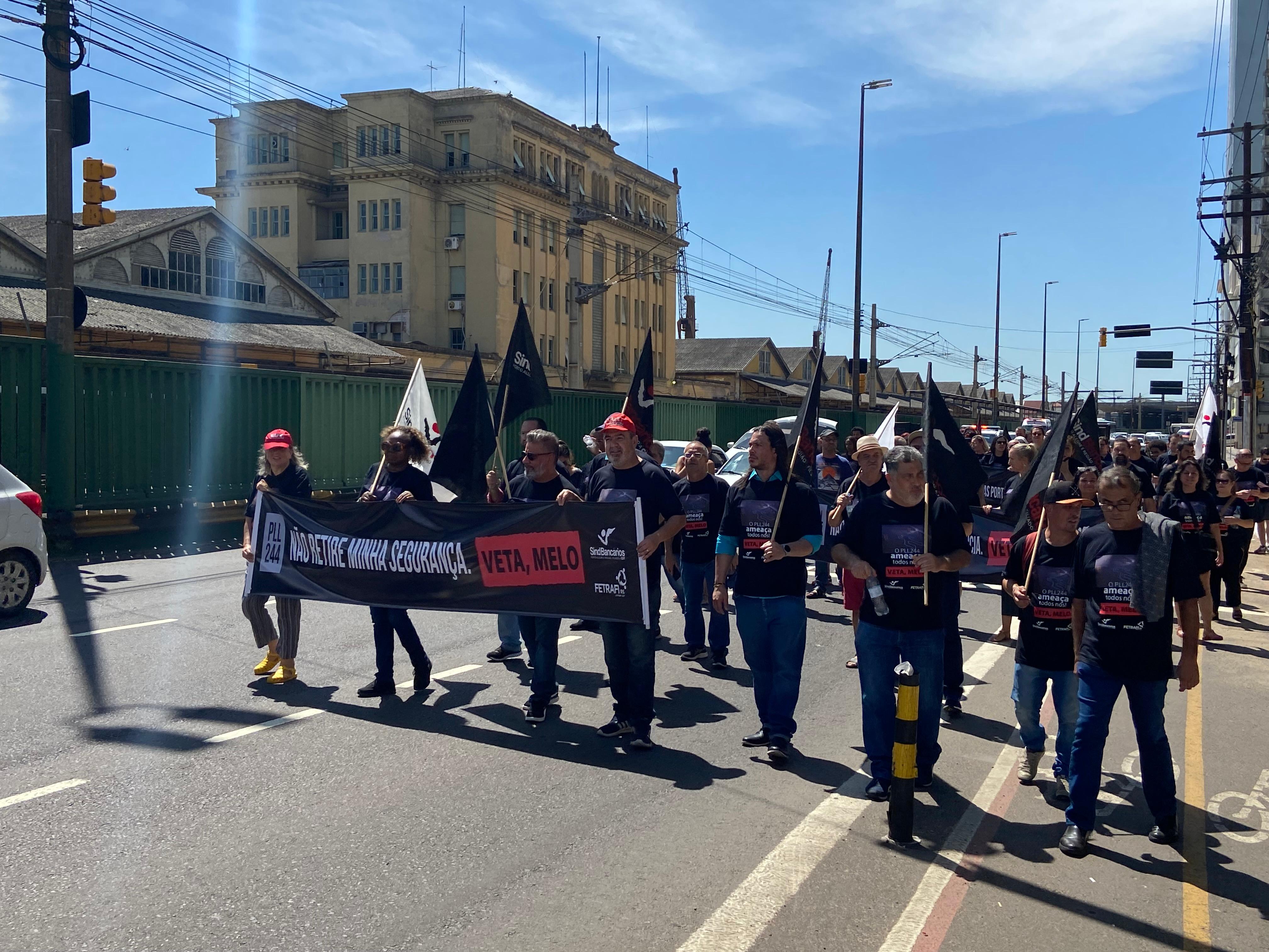 Manifestantes protestaram contra o fim da porta girat&oacute;ria em ag&ecirc;ncias banc&aacute;rias