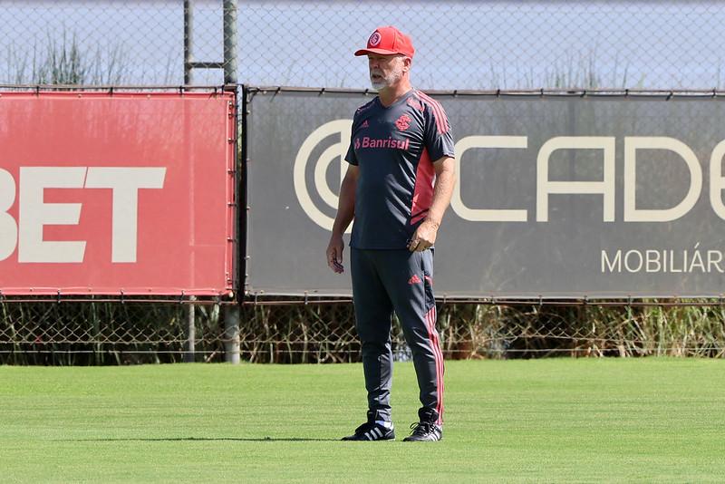 Forma&ccedil;&atilde;o do meio-campo e condi&ccedil;&atilde;o de Ren&ecirc; preocupam o Inter contra o Caxias 