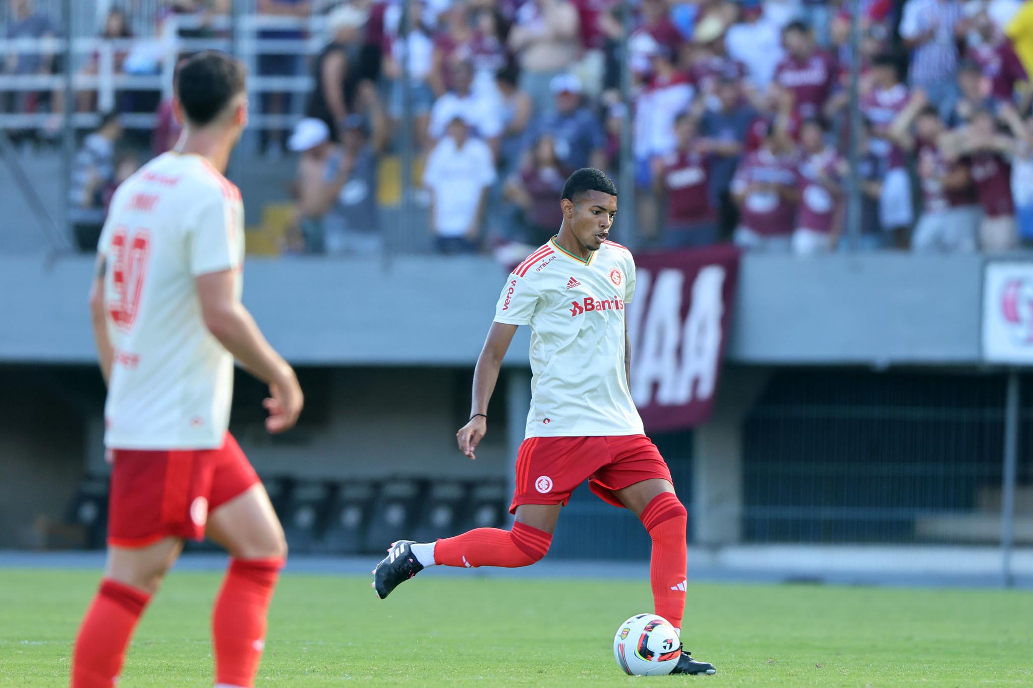 Matheus Dias foi titular no empate em Caxias do Sul