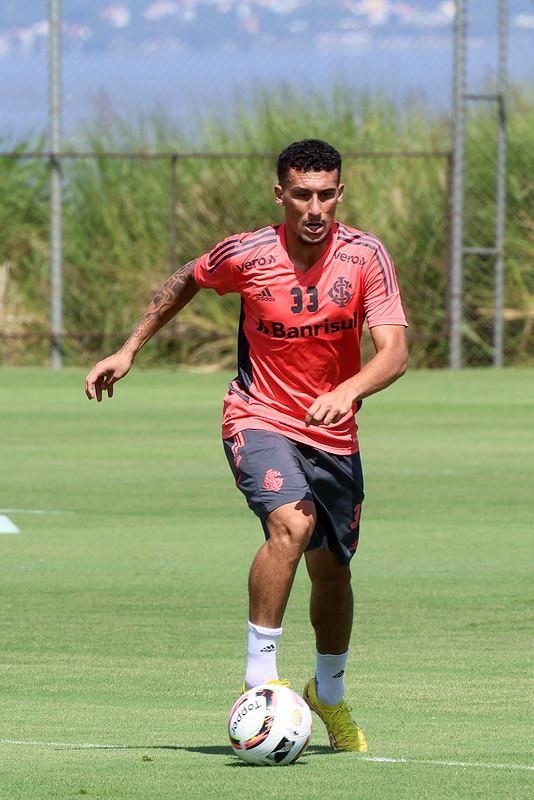 Baralhas &eacute; uma das op&ccedil;&otilde;es de Mano para formar o meio-campo 