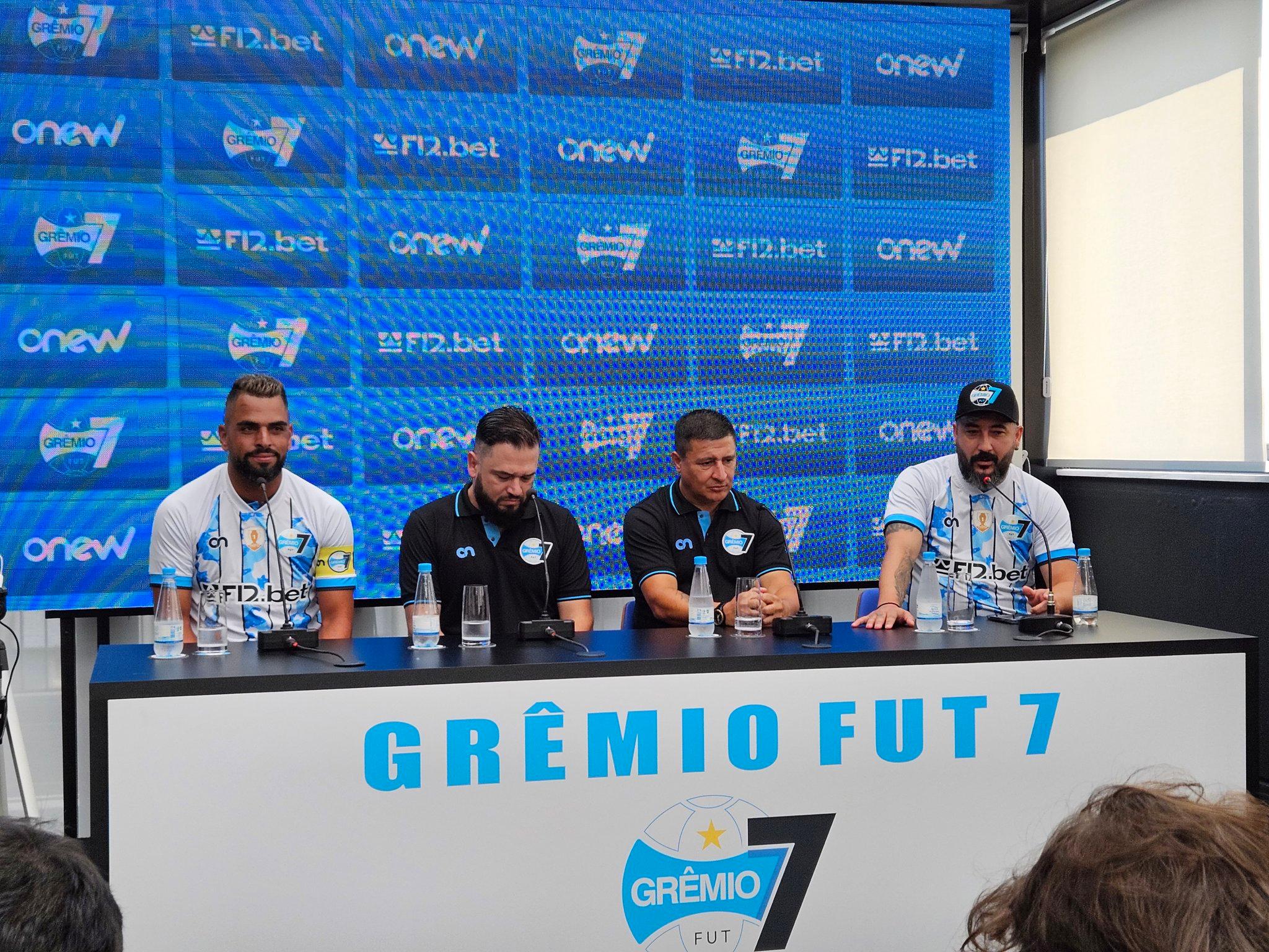 Maicon foi apresentado ao lado de Douglas nesta quarta-feira