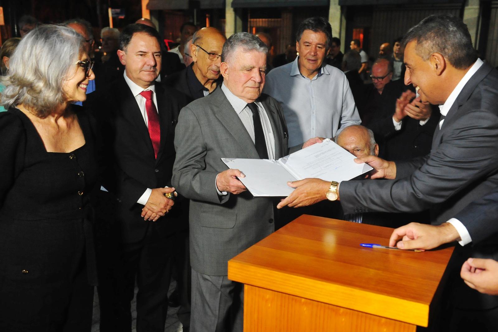 Ex-prefeito Guilherme Socias Villela recebe das m&atilde;os de Sebasti&atilde;o Melo a lei assinada antes do descerramento do letreiro do Centro Administrativo Municipal