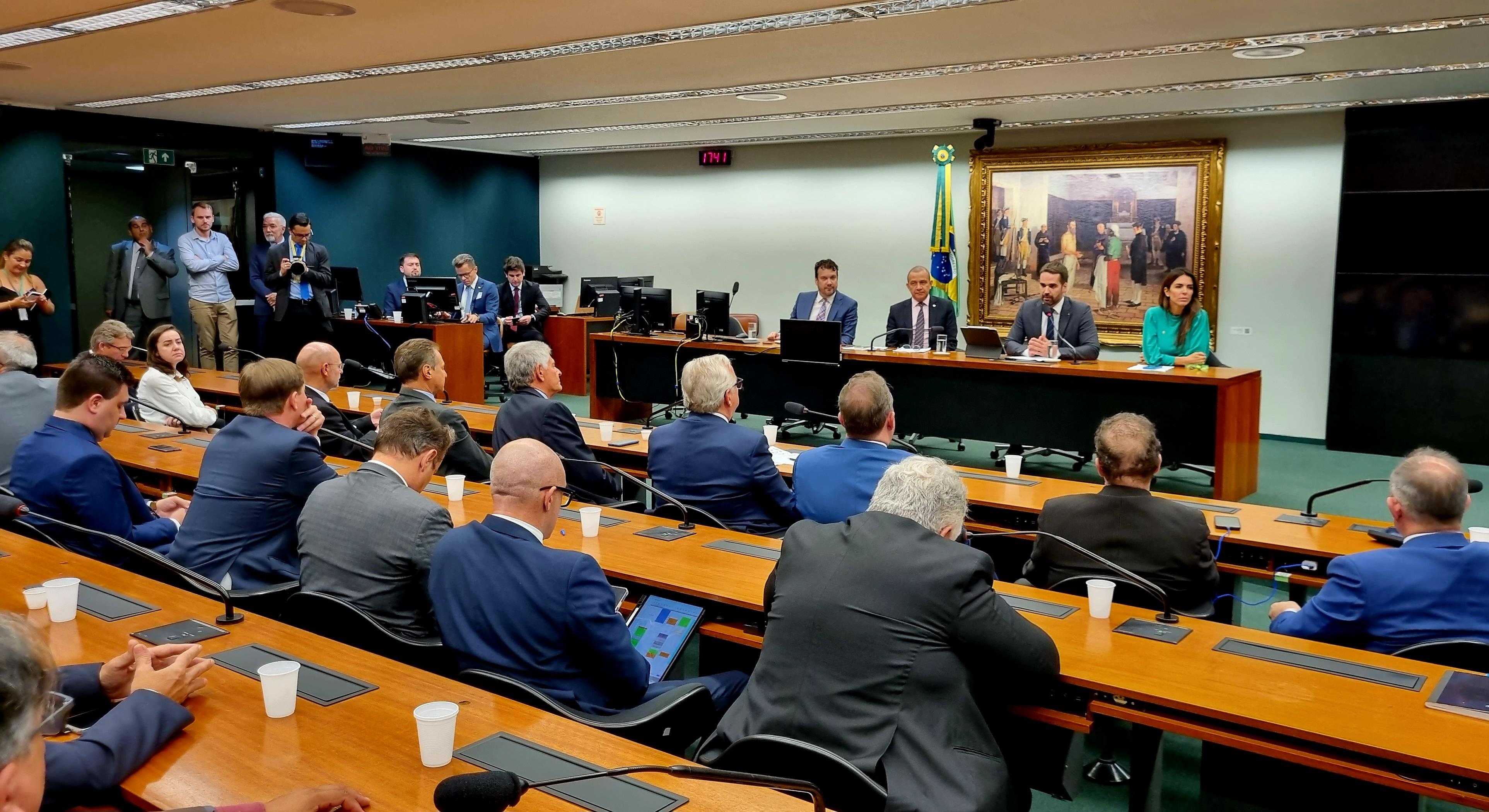 Governador Eduardo Leite reuniu-se com a bancada ga&uacute;cha no Congresso