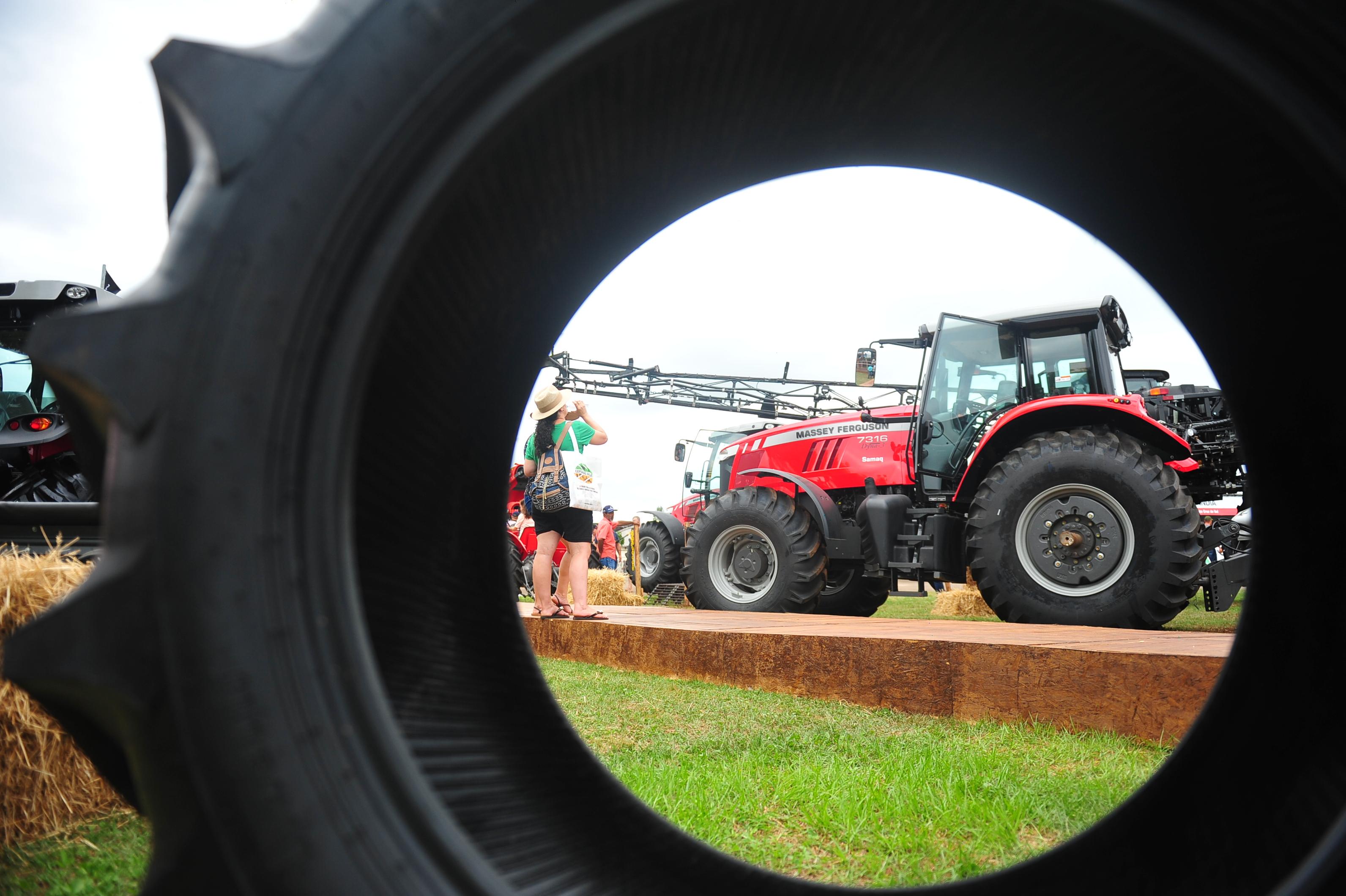 Com foco em modelos desenvolvidos para a agricultura familiar, exposi&ccedil;&atilde;o de m&aacute;quinas agr&iacute;colas destaca marcas de refer&ecirc;ncia no setor