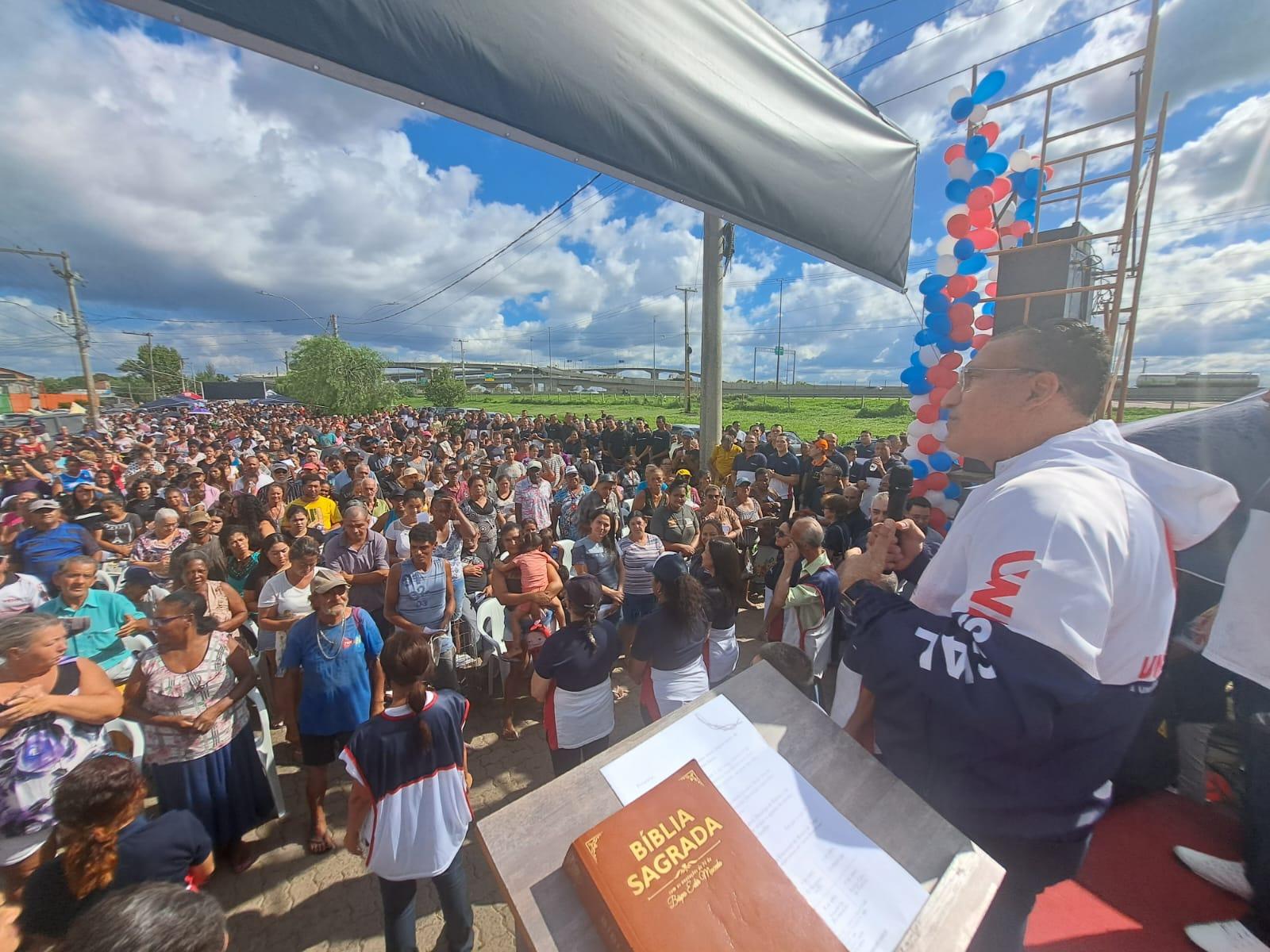 Moradores da Vila Farrapos participaram da a&ccedil;&atilde;o e receberam doa&ccedil;&atilde;o de alimentos.