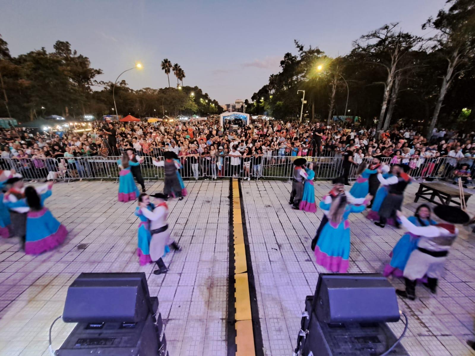 Grupo de dan&ccedil;a do CTG Gildo de Freitas levou cultura ga&uacute;cha ao p&uacute;blico que estava no parque da Reden&ccedil;&atilde;o no Baile da Cidade