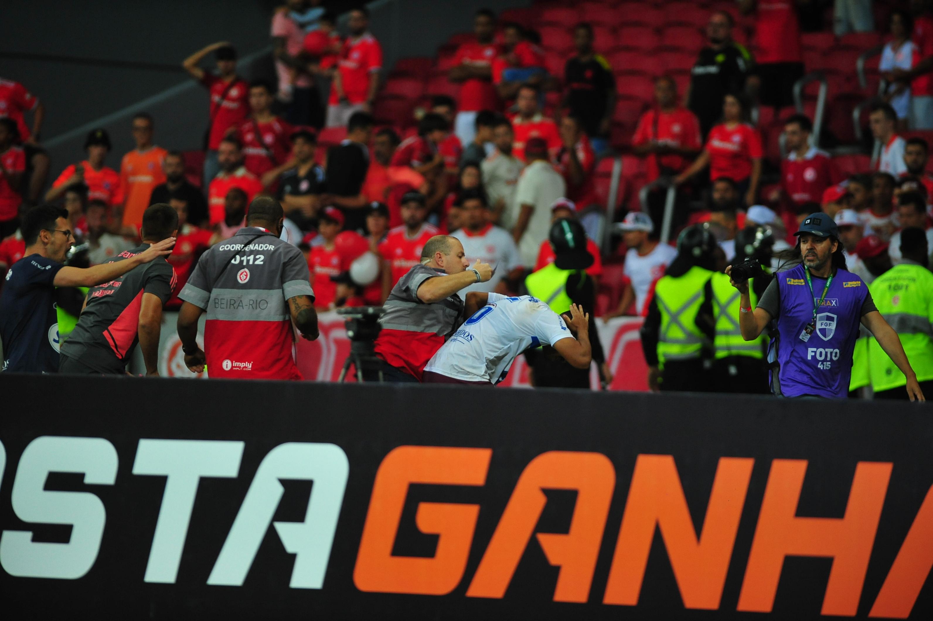 Jogadores do time gren&aacute; se envolveram em confus&atilde;o ap&oacute;s vencer o duelo no est&aacute;dio Beira-Rio