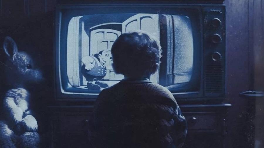 O  pequeno Kevin, que apenas quatro anos, descobre que foi deixado em casa pelos pais ao lado da irm&atilde; de seis anos