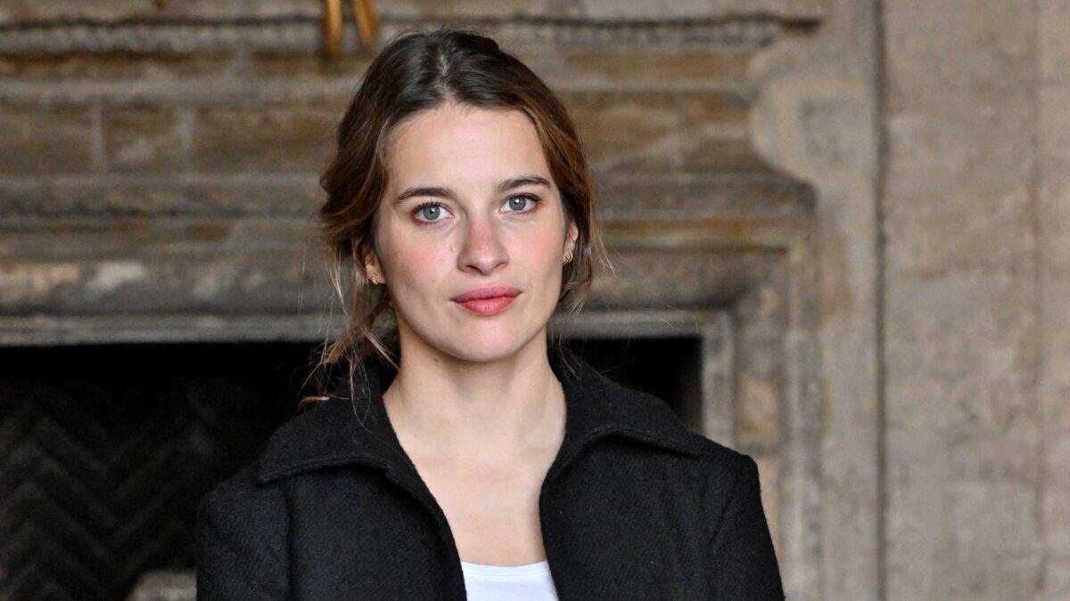 Ir&egrave;ne, vivida por Rebecca Marder, &eacute; uma garota judia de 19 anos que sonha em se tornar atriz