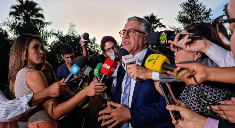 O ministro das Rela&ccedil;&otilde;es Institucionais, Alexandre Padilha, na resid&ecirc;ncia oficial da C&acirc;mara