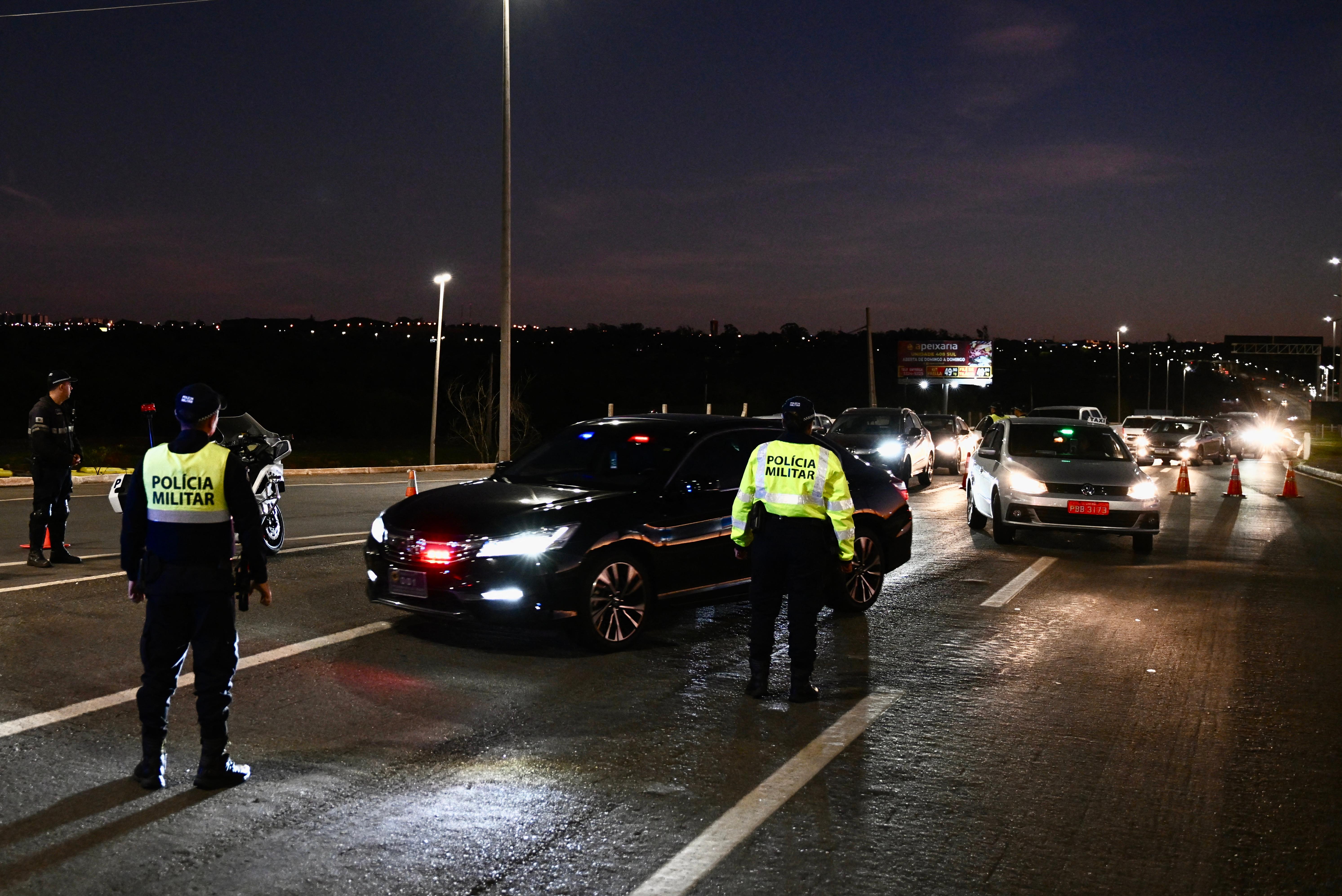 Avi&atilde;o com Bolsonaro pousa com esquema de seguran&ccedil;a refor&ccedil;ado e apoiadores no aeroporto