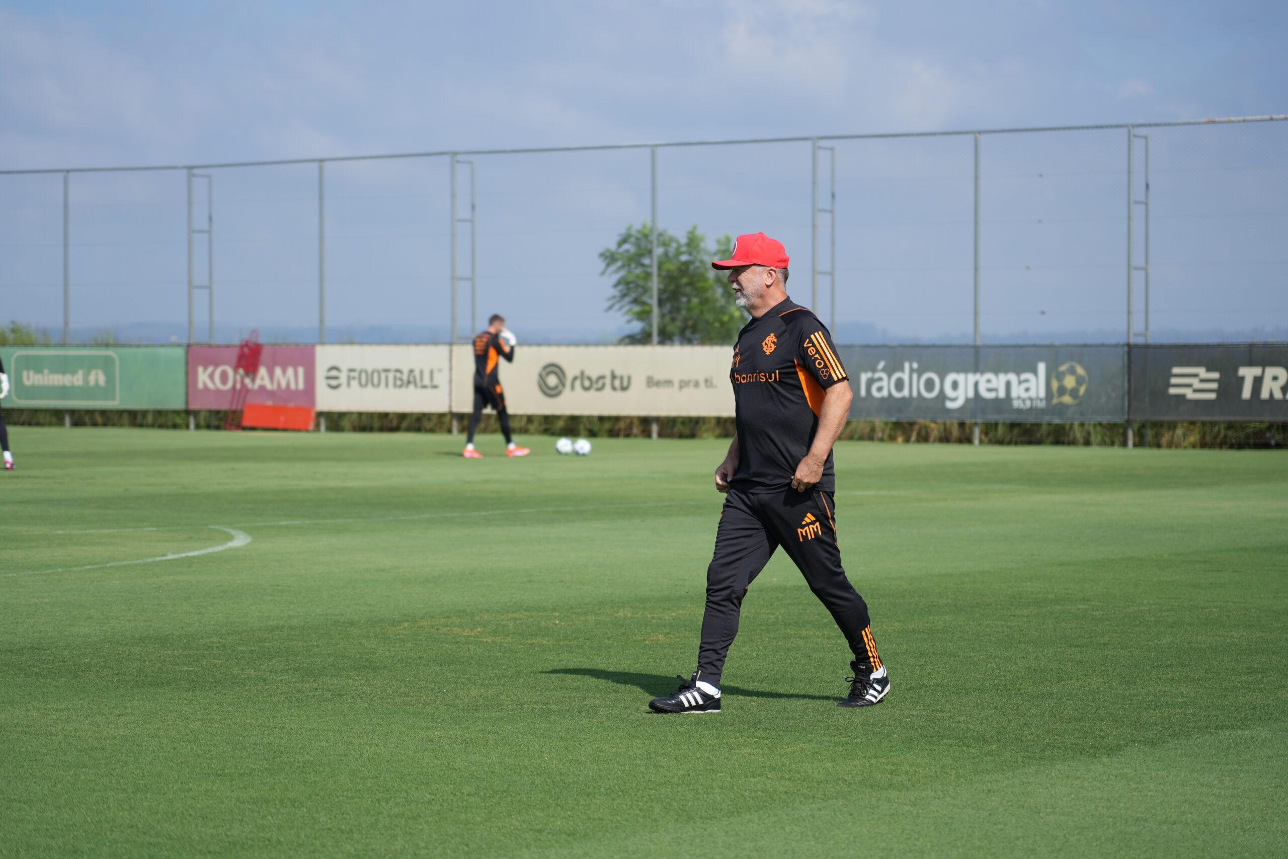 Mano Menezes comandou treino nesta sexta-feira