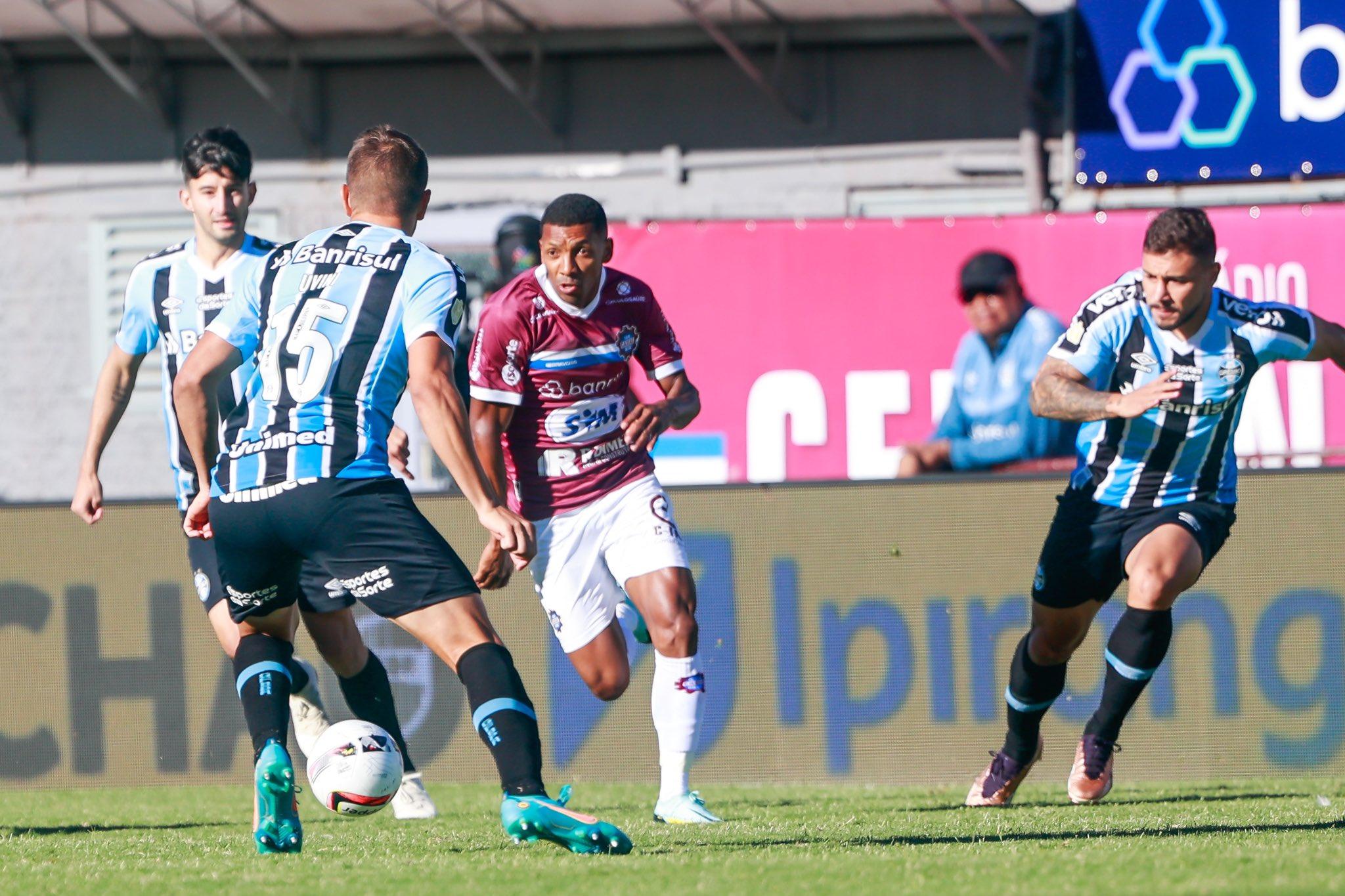 Jean Dias em a&ccedil;&atilde;o contra o Gr&ecirc;mio no Centen&aacute;rio