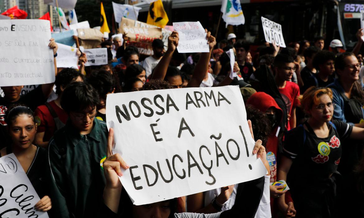 Alunos e profissionais de ensino fizeram protestos contra mudan&ccedil;as