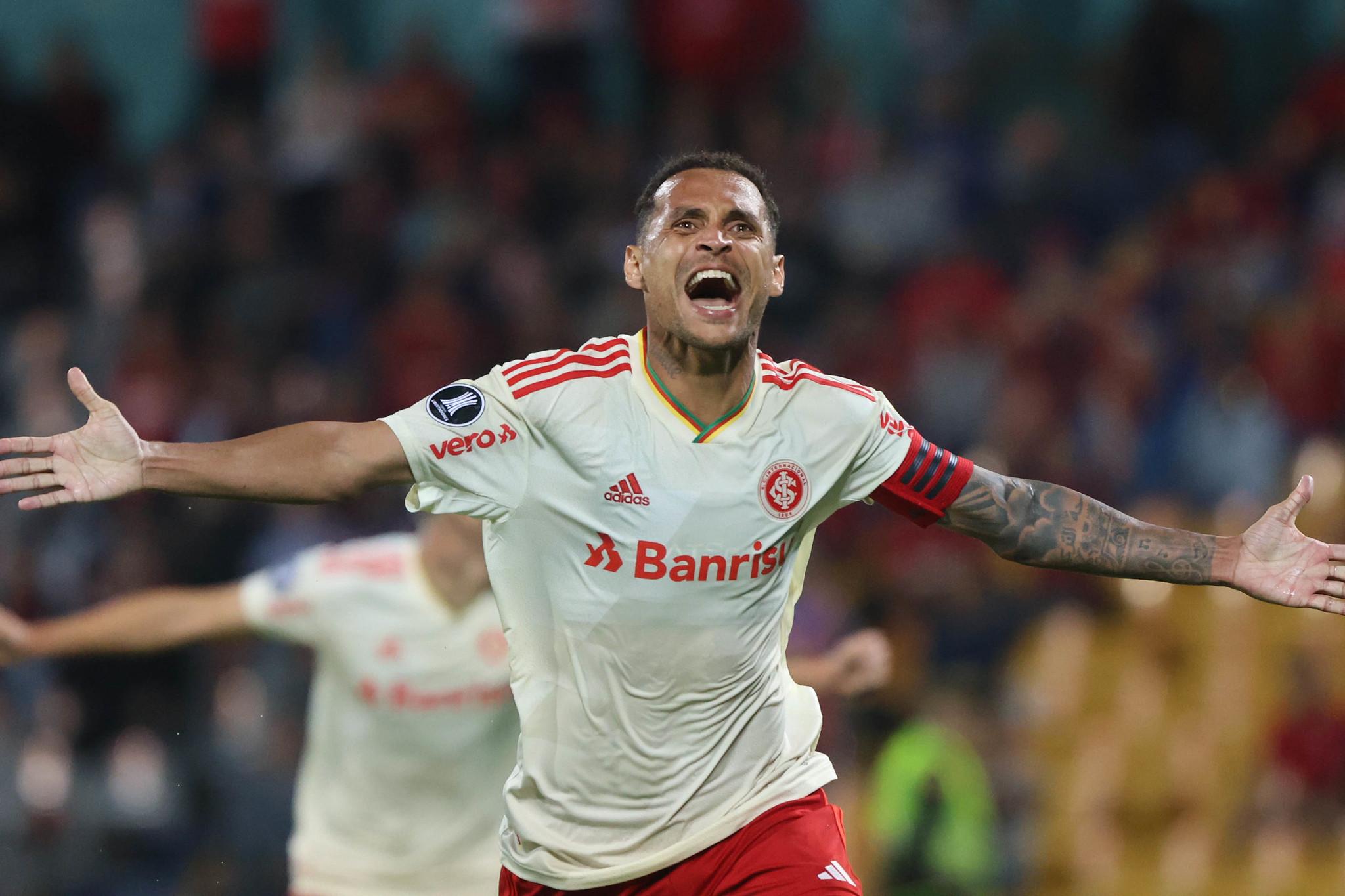 Alan Patrick comemora o gol marcado em Medell&iacute;n