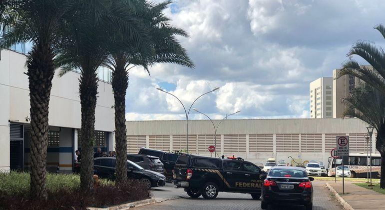 Movimenta&ccedil;&atilde;o de ve&iacute;culos na sede da PF, onde Bolsonaro vai depor