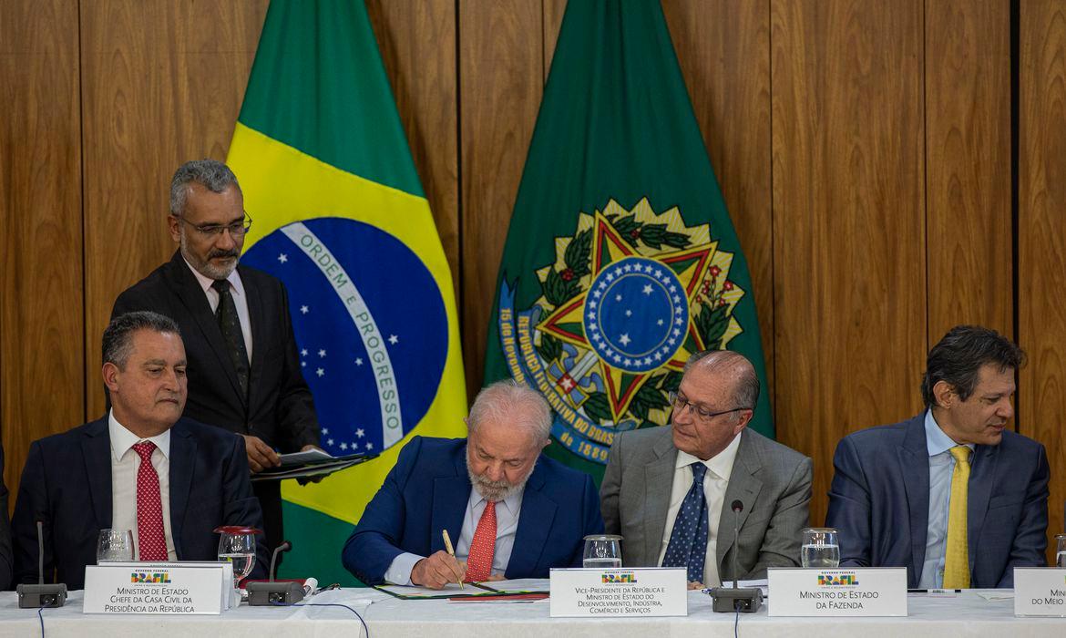 Presidente Lula e ministros