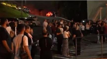 Vel&oacute;rio de crian&ccedil;as mortas em creche de Blumenau (SC) acontece em clima de tristeza e revolta