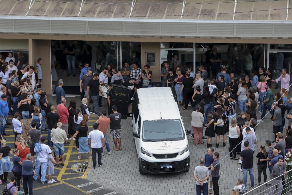 Crian&ccedil;as s&atilde;o sepultadas em Blumenau 