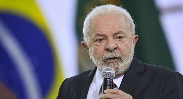 Lula afirmou que a taxa b&aacute;sica de juros de 13,75% ao ano &eacute; "incompreens&iacute;vel"