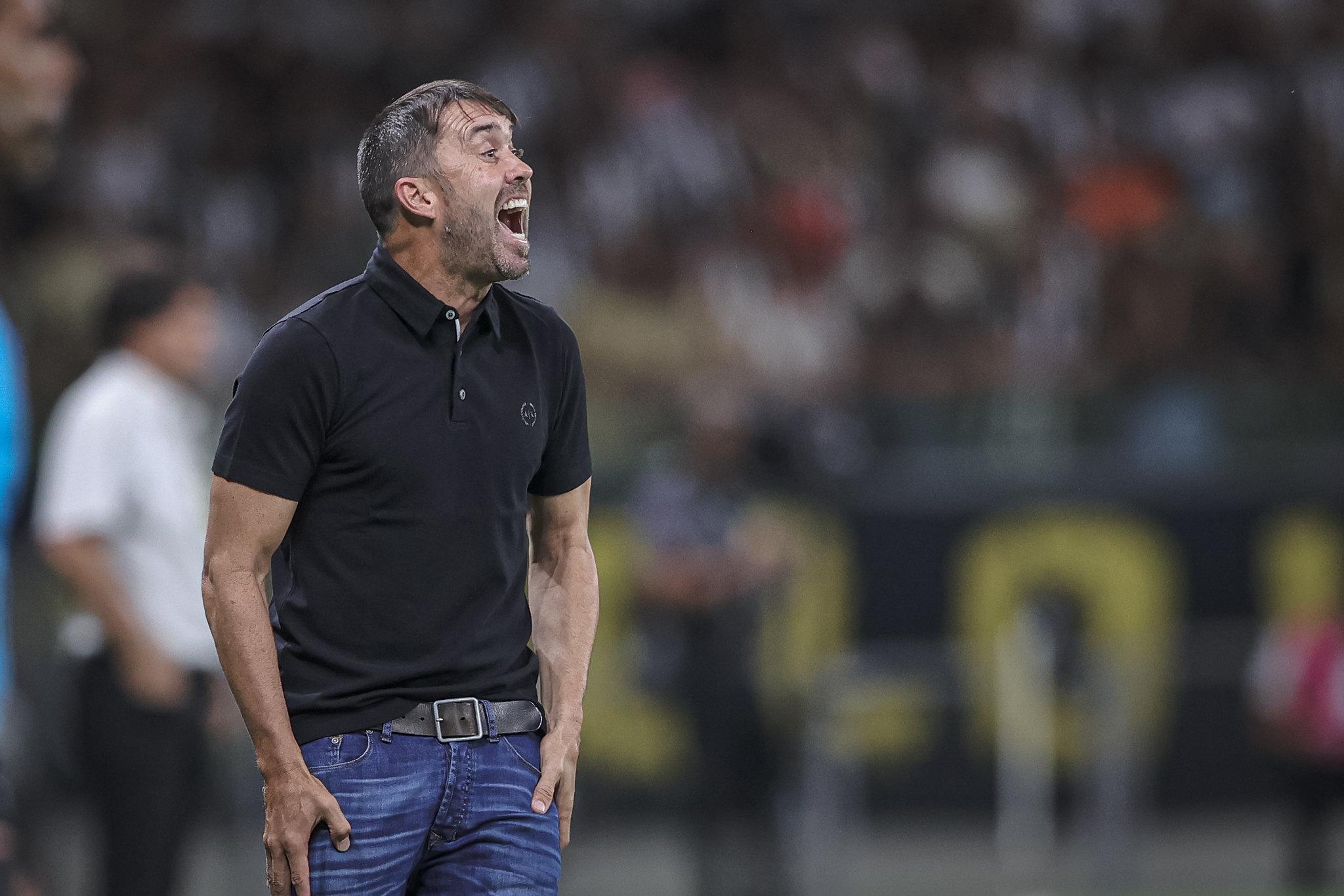 Coudet comandou o Galo na derrota para o Libertad no Mineir&atilde;o