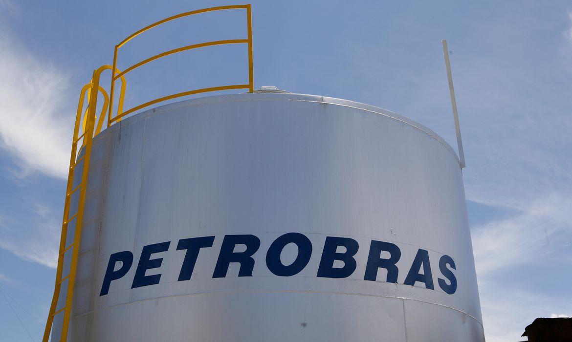 A&ccedil;&otilde;es da Petrobras sobem ap&oacute;s mudan&ccedil;a na pol&iacute;tica de pre&ccedil;os