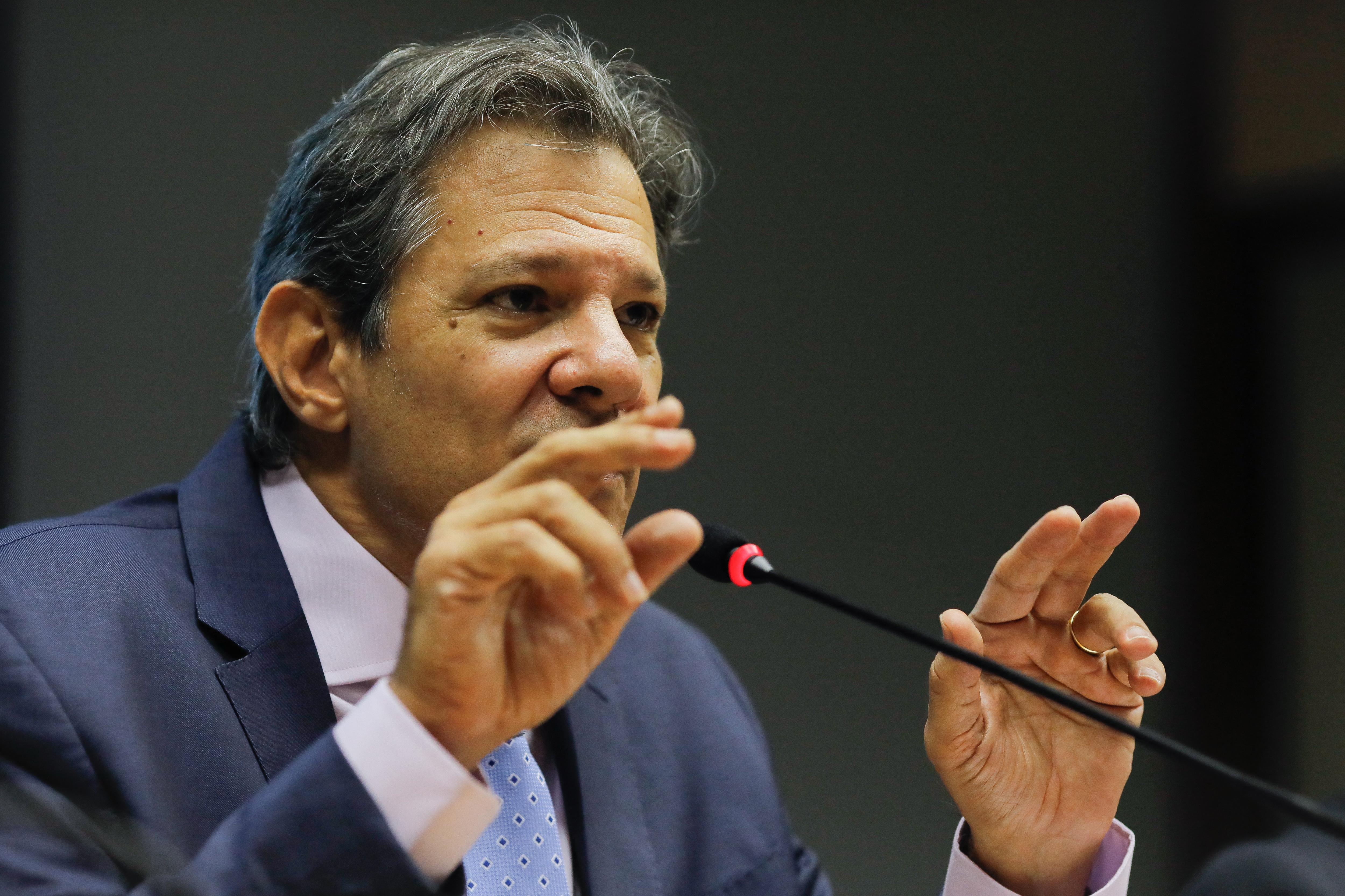 Haddad indica apoio a projeto que veta supersal&aacute;rios e ao que padroniza concursos p&uacute;blicos