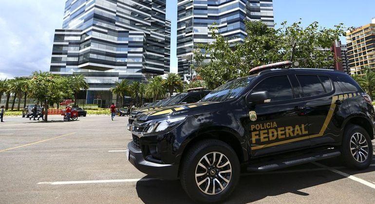 Viaturas em frente &agrave; nova sede da Pol&iacute;cia Federal, em Bras&iacute;lia