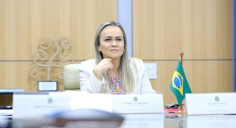 Wagner diz que mudan&ccedil;a na pasta do Turismo tem l&oacute;gica, mas que n&atilde;o defende sa&iacute;da de ministra