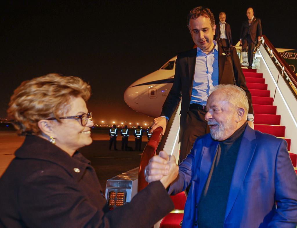 Lula sendo recebida pela ex-presidente Dilma Rousseff