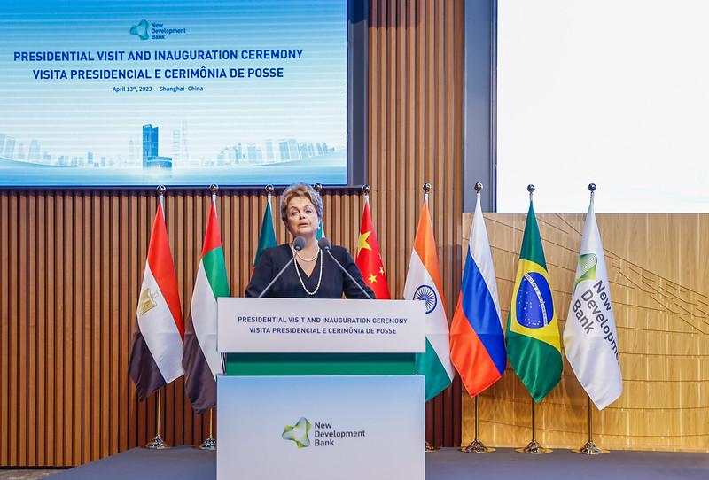 Dilma Rousseff toma posse como presidente do banco dos BRICS