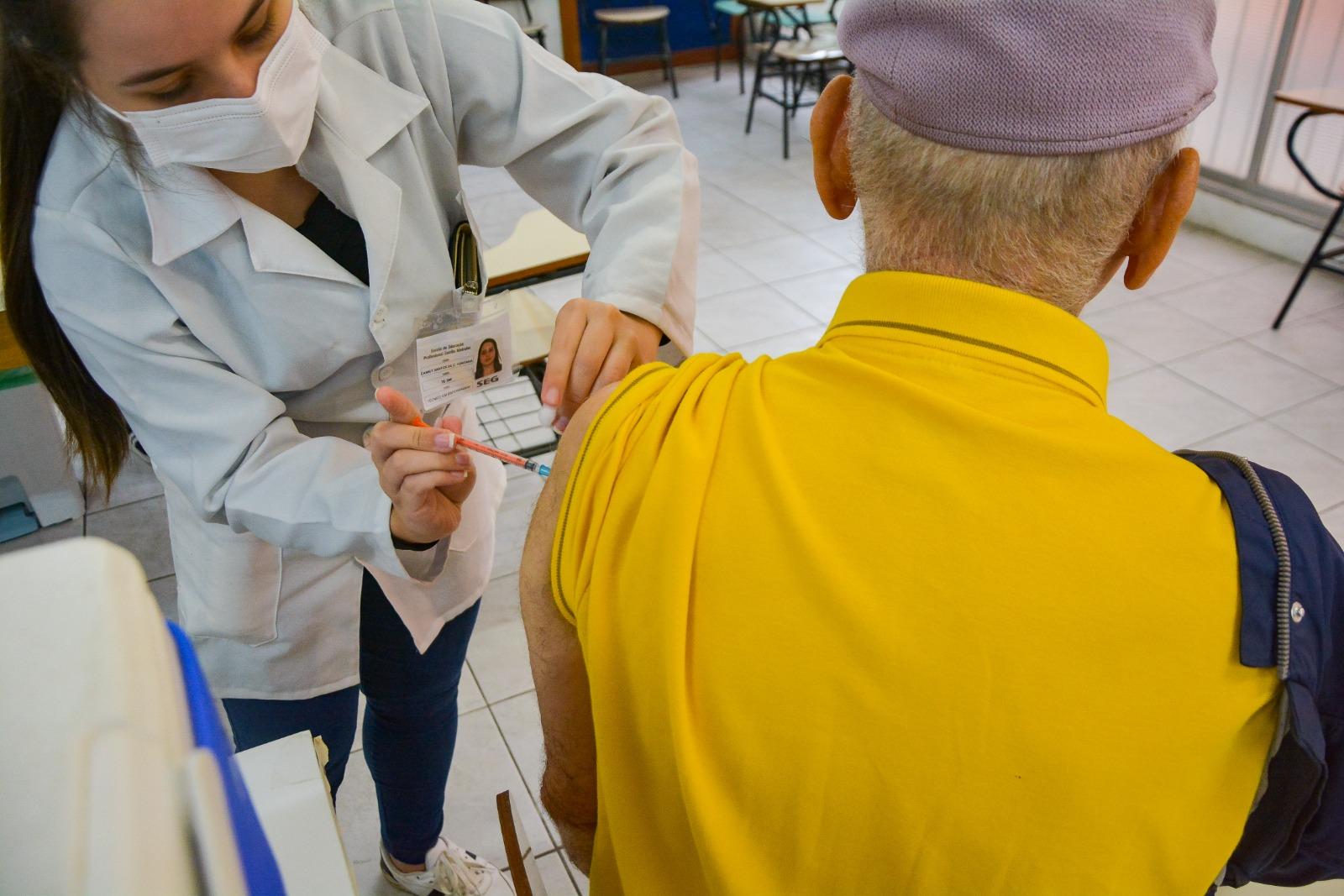 Equipe de agentes de sa&uacute;de garantia agilidade e rapidez na vacina&ccedil;&atilde;o
