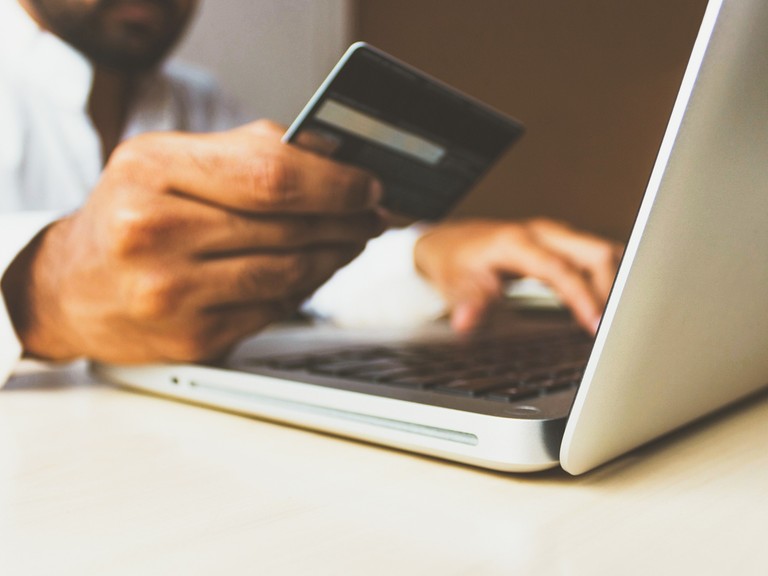 Economistas analisam medida sobre a taxação de mercadorias de empresas internacionais Economistas analisam medida sobre a taxação de mercadorias de empresas internacionais