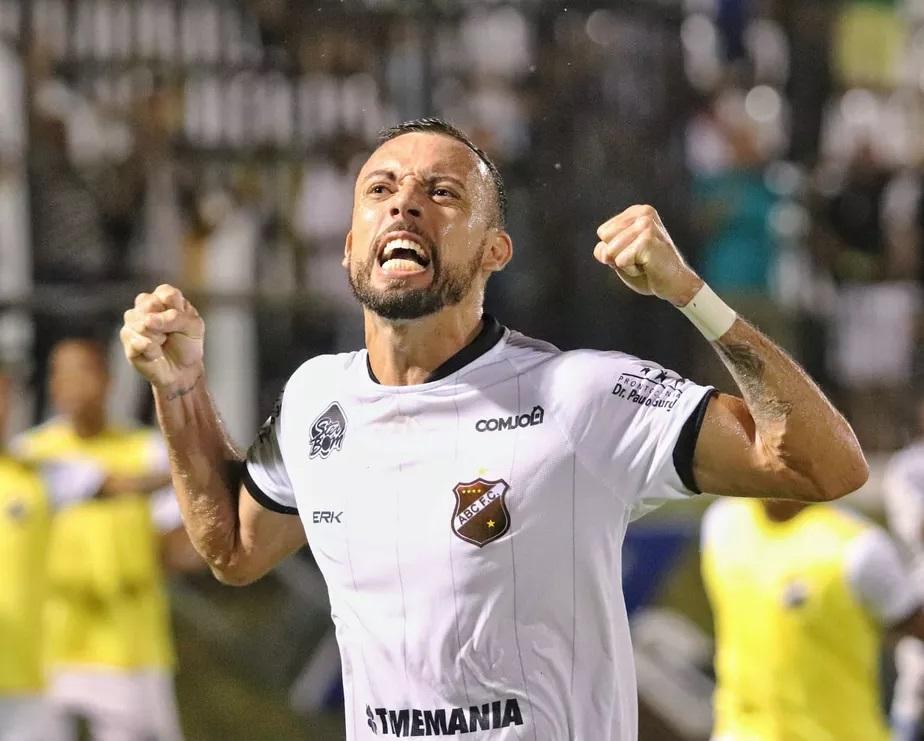 Al&eacute;m dele, est&atilde;o outros tr&ecirc;s jogadores e cinco mebros da comiss&atilde;o t&eacute;cnica do clube est&atilde;o presos