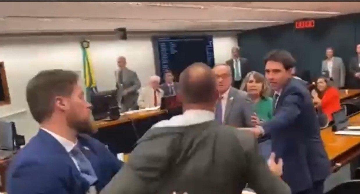 Eduardo Bolsonaro (PL-SP) partiu para cima de deputado Marcon (PT-RS)