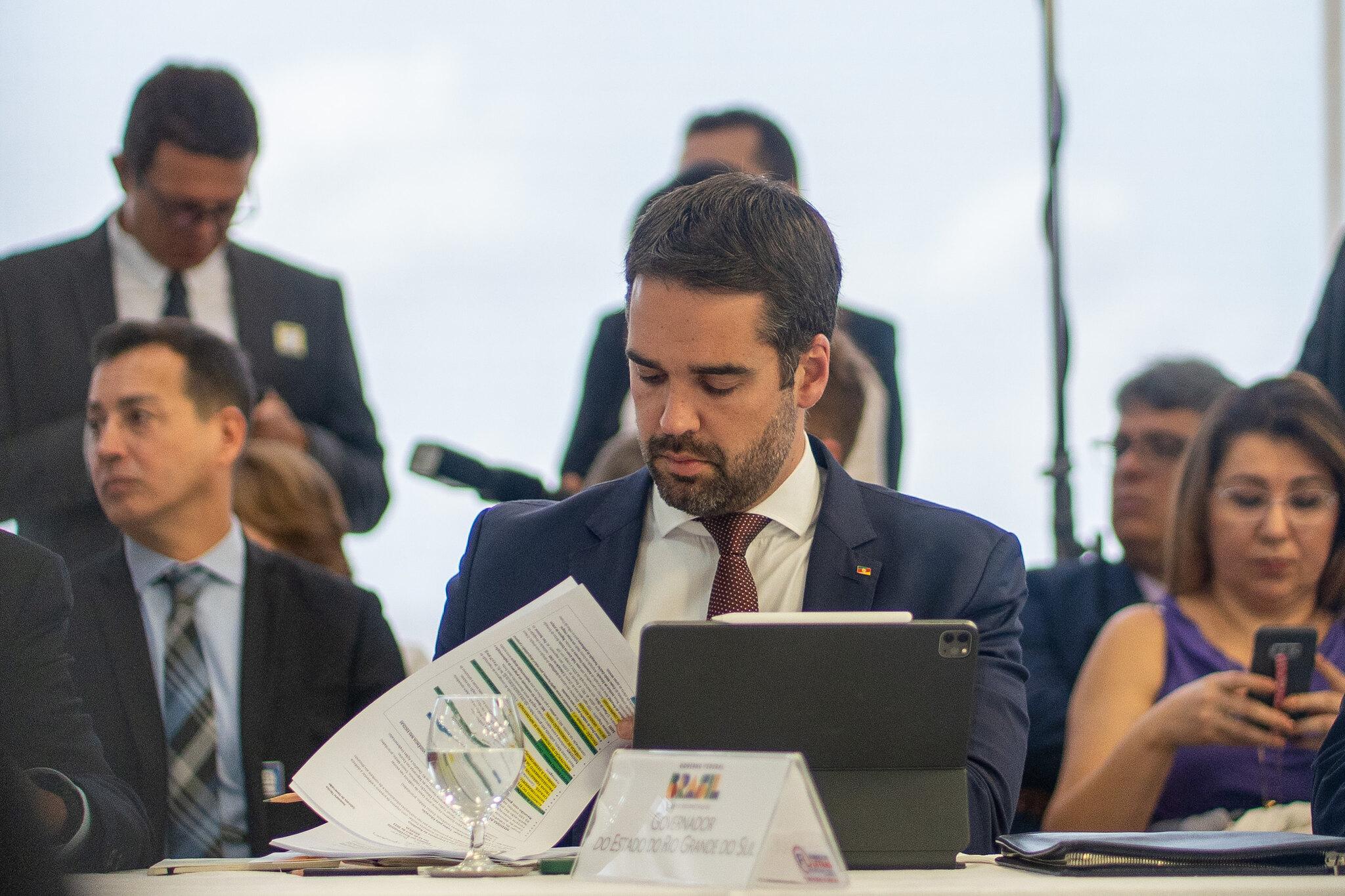 Governador Eduardo Leite &eacute; utilizado como exemplo do que os servidores classificam como injusti&ccedil;as no projeto