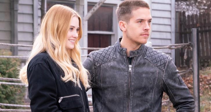 Abby pretende come&ccedil;ar vida nova, longe de problemas, mas se encanta com o bad boy Travis