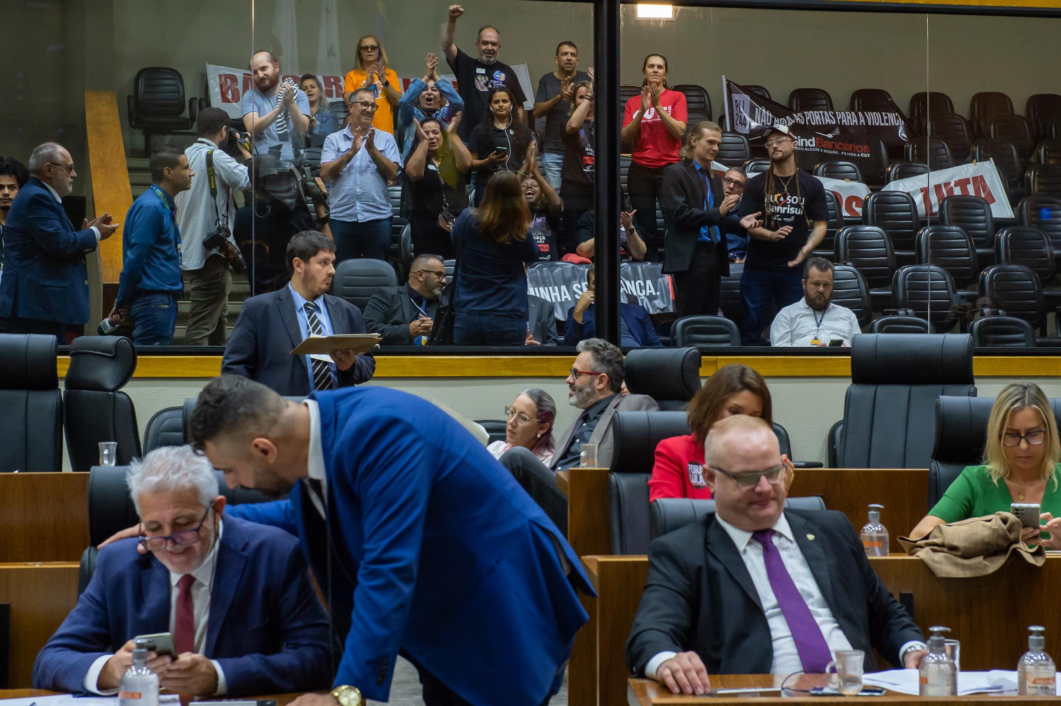 Vereadores mantiveram veto do prefeito para obrigatoriedade de portas girat&oacute;rias em bancos