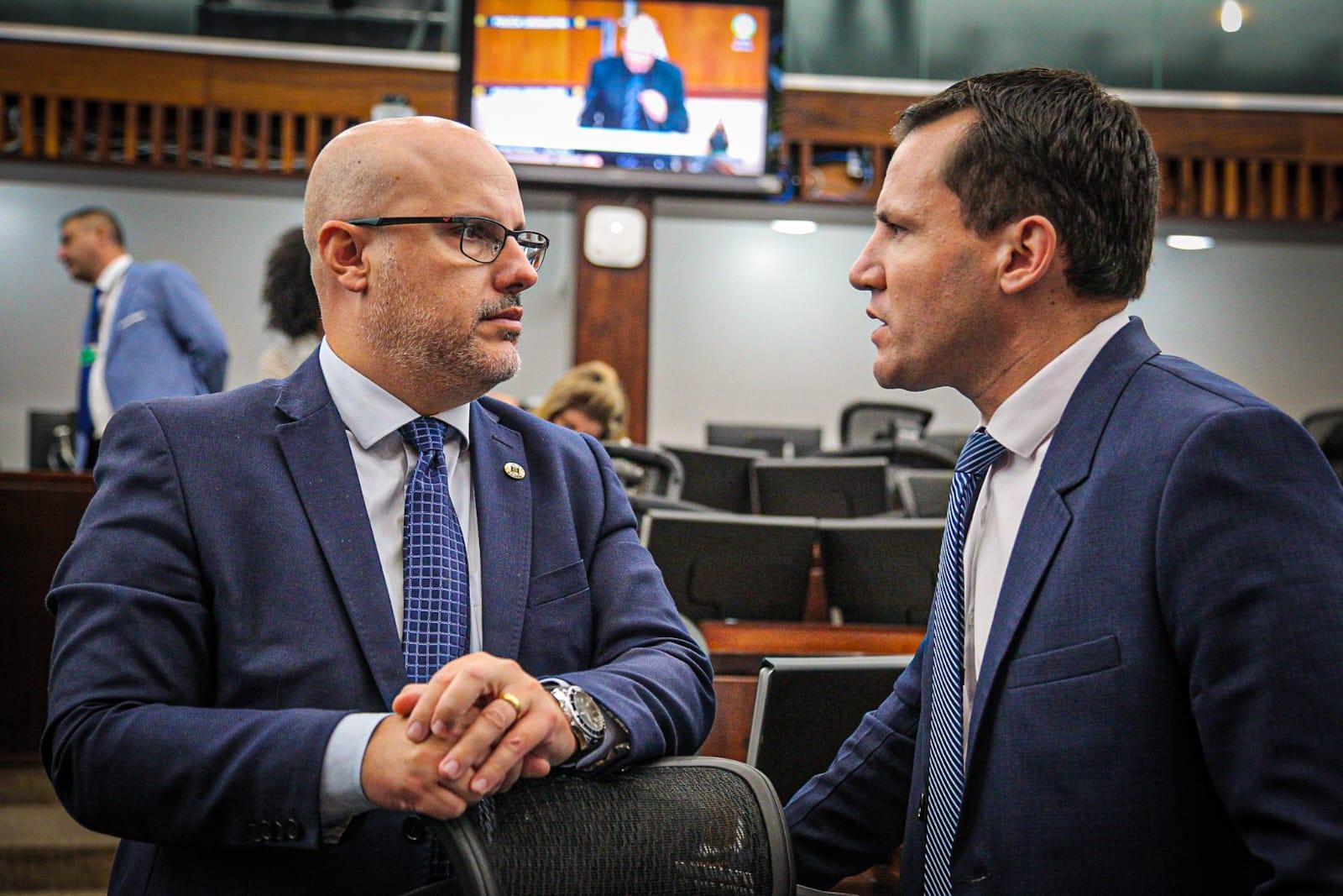 As bancadas do PL e do Republicanos podem influenciar resultado do projeto no plen&aacute;rio. Na foto, Rodrigo Lorenzoni (PL), &agrave; esquerda, e Capit&atilde;o Martin (Republicanos)