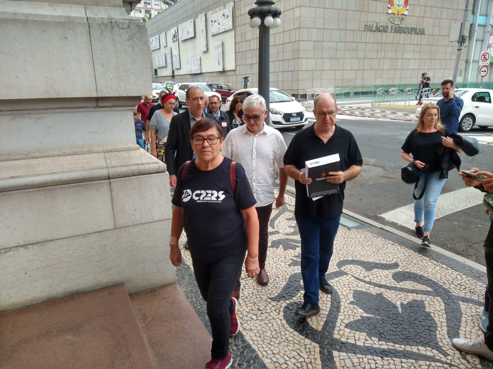 Representantes de entidades sindicais chegam ao Piratini para reuni&atilde;o com Lemos.