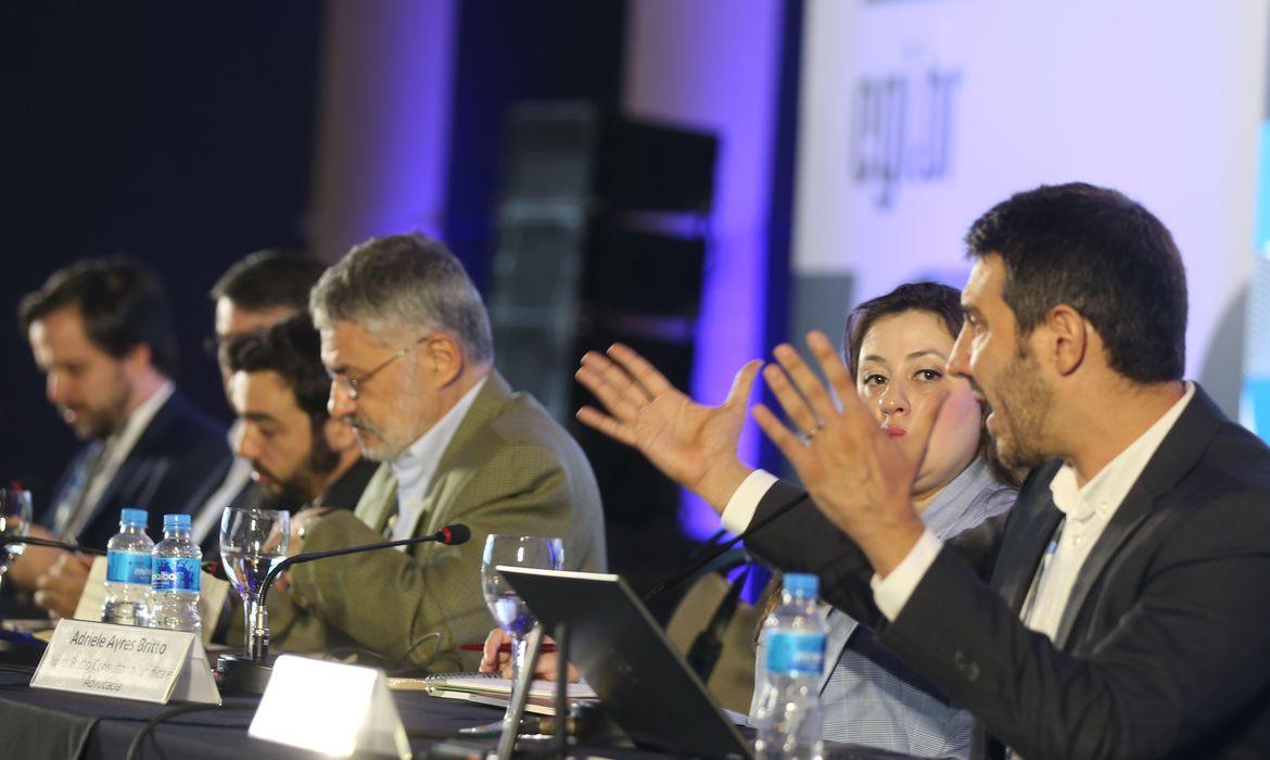 Comit&ecirc; quer envolver sociedade em debate sobre regula&ccedil;&atilde;o da internet