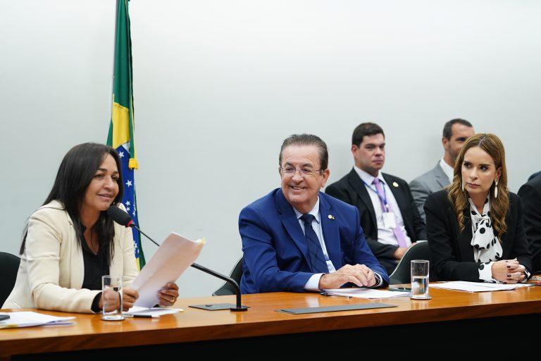 Comiss&atilde;o no Congresso aprova R$ 7,3 bilh&otilde;es para governo bancar novo piso da enfermagem