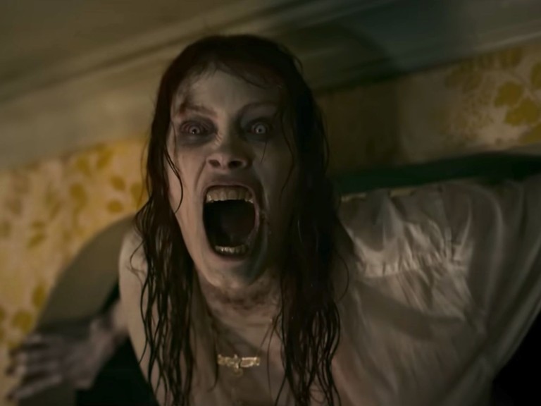 Ellie (Alyssa Sutherland), mãe de três filhos e que sobrevive como tatuadora, é possuída pelo demônio Ellie (Alyssa Sutherland), mãe de três filhos e que sobrevive como tatuadora, é possuída pelo demônio