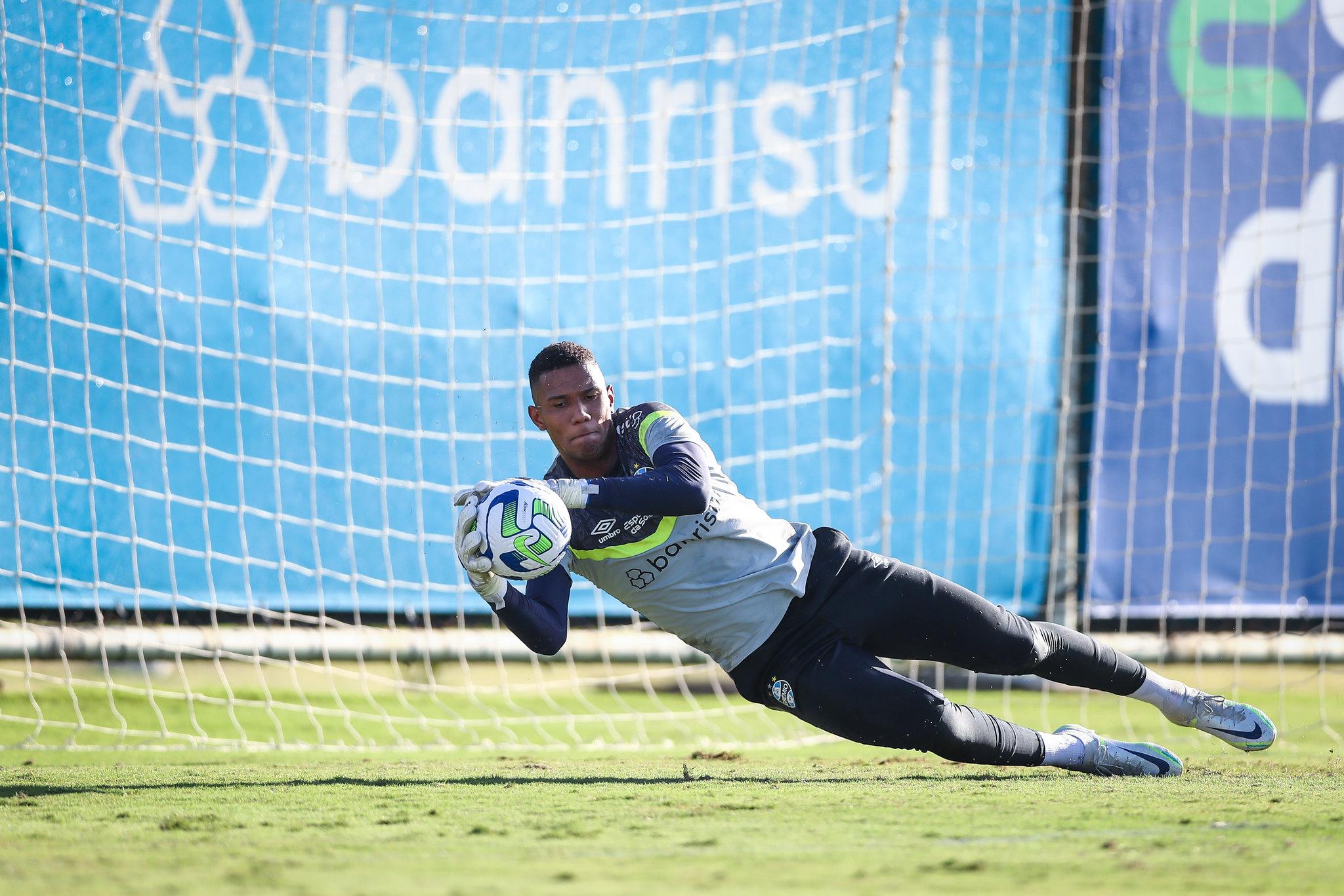 Adriel pode estar de sa&iacute;da do Gr&ecirc;mio