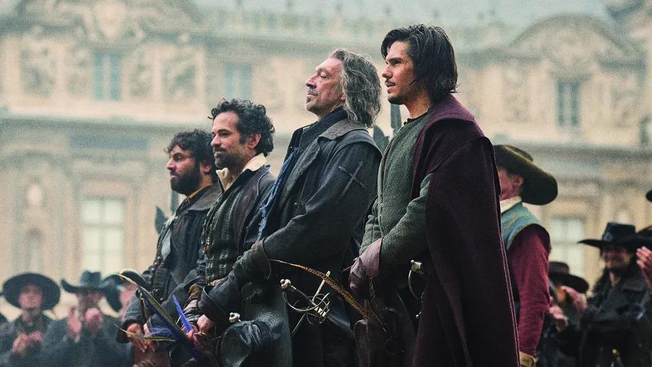 O jovem D&rsquo;Artagnan (Fran&ccedil;ois Civil) se une aos mosqueteiros para salvar a coroa da Fran&ccedil;a de um golpe de estado