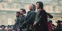 O jovem D’Artagnan (François Civil) se une aos mosqueteiros para salvar a coroa da França de um golpe de estado