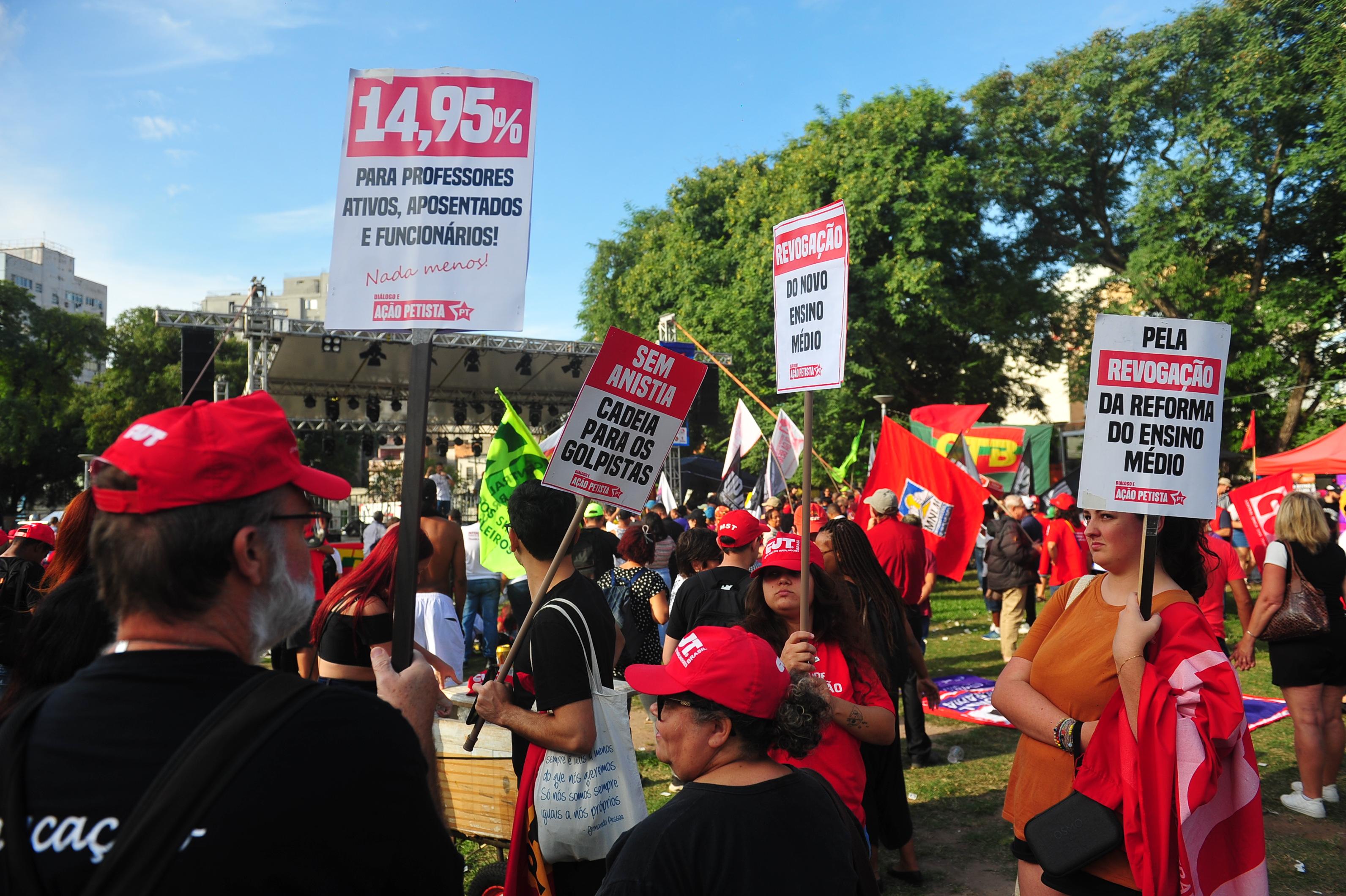 No dia 1&ordm; de maio, ato no Gas&ocirc;metro, em Porto Alegre, tinha o piso regional como uma das pautas